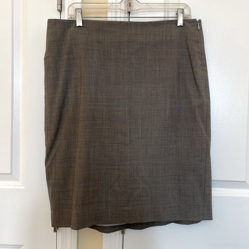 Ann Taylor Wool, 2% spandex patterned skirt - Size 14!  Beautiful timeless look!